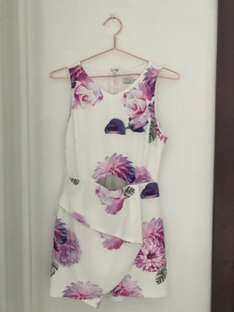 Kukallinen playsuit