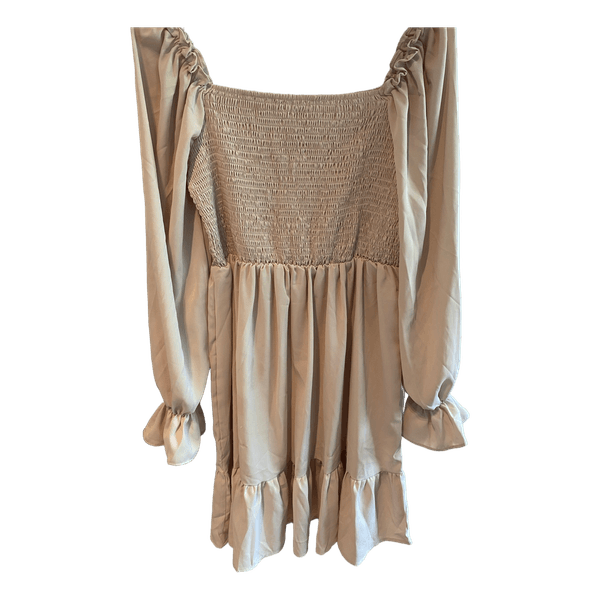 Beige kjole med rynkedetaljer