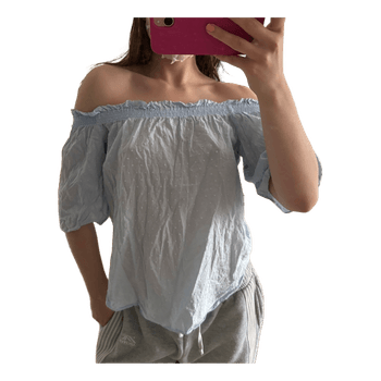 Vaaleansininen off-shoulder-pusero