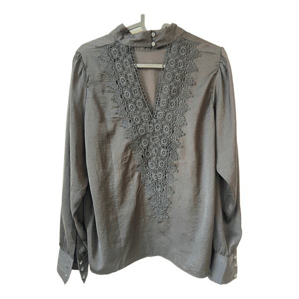 Sort bluse med blonde