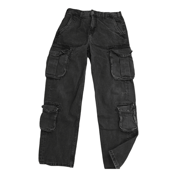 Mustat farkut taskuilla