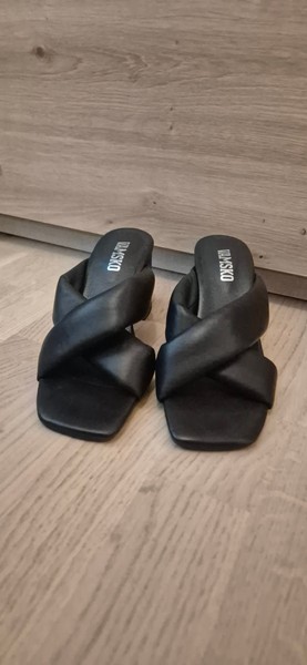Mustat Vamsko sandaalit