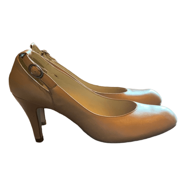 Beige leather office heels