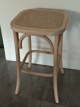 Puinen / rottinkinen baarijakkara