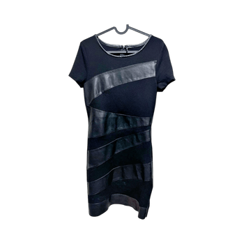 Musta lyhyt mekko