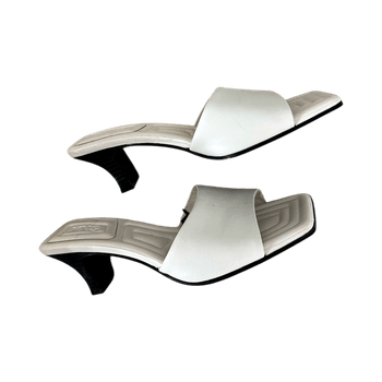 Valkoiset matalat korkokengät