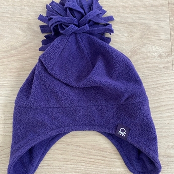 Violetti fleece-pipo korvalapuilla