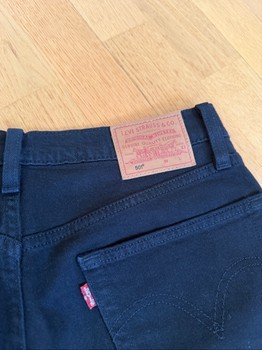 Mustat Levi’s 501