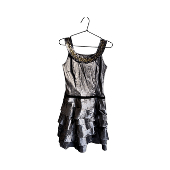 Hopeinen juhlamekko strasseilla