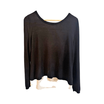 Musta-valkoinen pitkähihainen neule