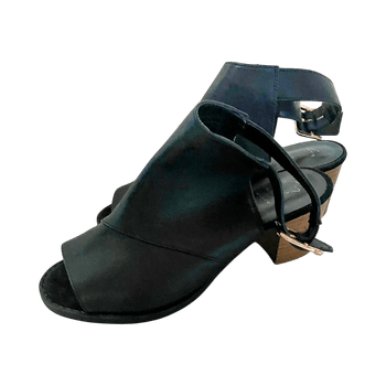 Mustat korkosandaalit