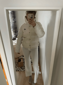 Valkoinen puffer takki hupulla