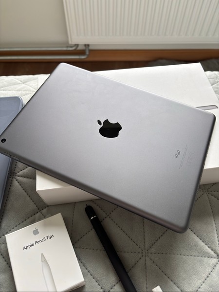 iPad 7th Generation 32 GB + Apple Pencil + accessories