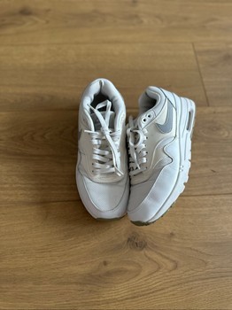 White Nike Air Max