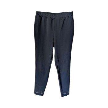 Mustat leggingssit strassikoristeilla