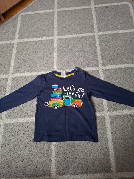 Navy long-sleeved shirt