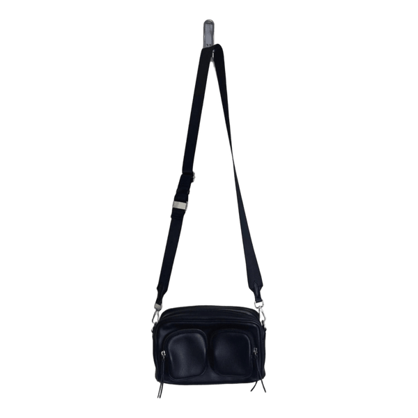 Svart crossbodyväska