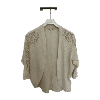 beige neulepusero pitsihihoilla
