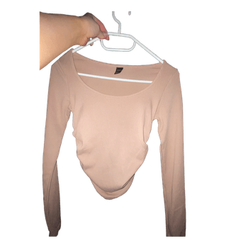 Beige ribattu pitkähihainen paita