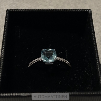 Hopeinen solitaire-sormus