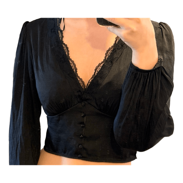 Black long-sleeved crop top