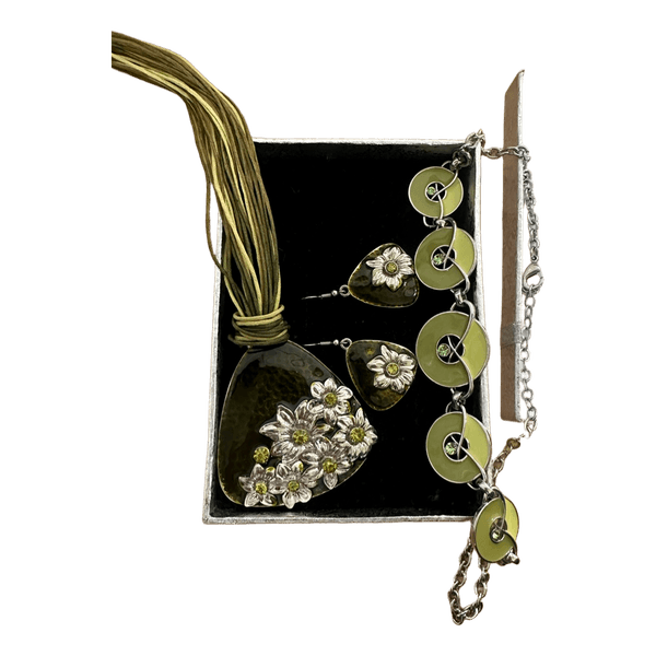 Grønt smykkesæt med blomster