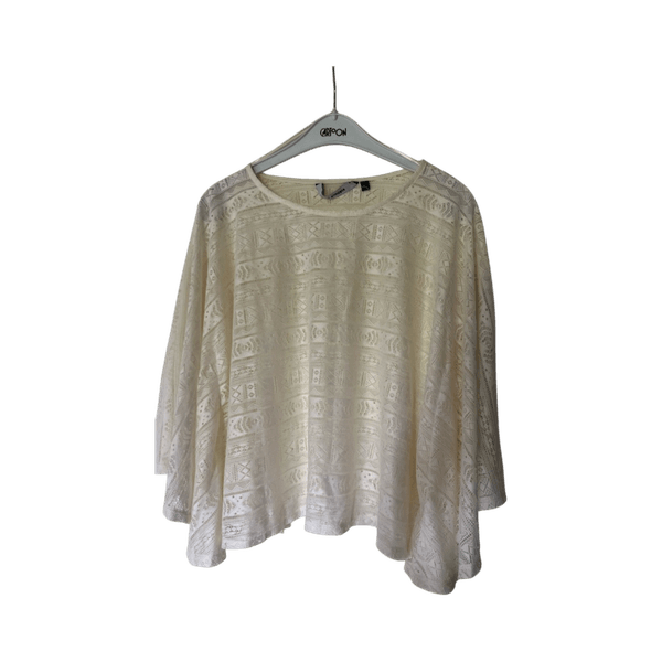 Valkoinen pitsiponcho