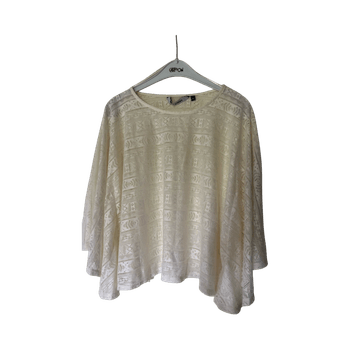 Valkoinen pitsiponcho