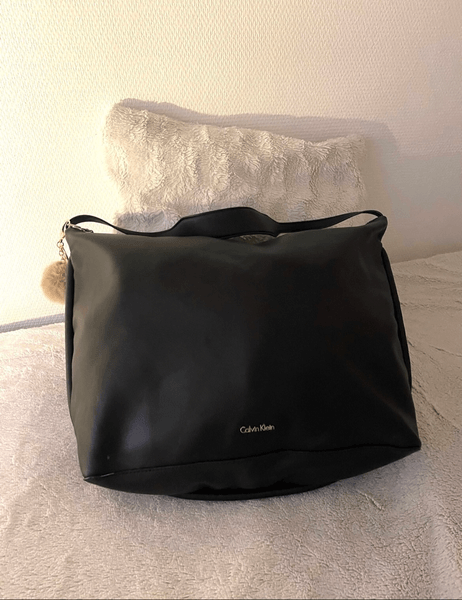Calvin Klein musta tilava nahkalaukku