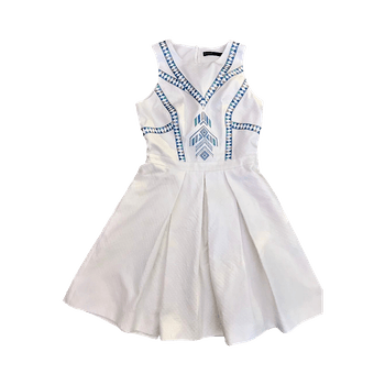 Valkoinen mekko sinisillä yksityiskohdilla