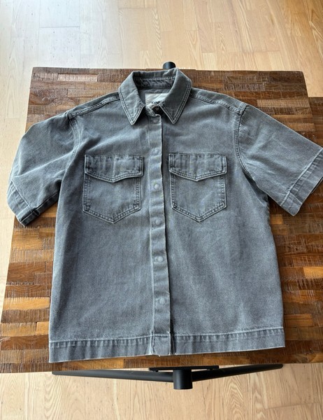 Grå denimskjorte