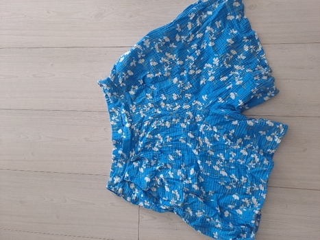 KAIKOn siniset kukkakuviolliset shortsit