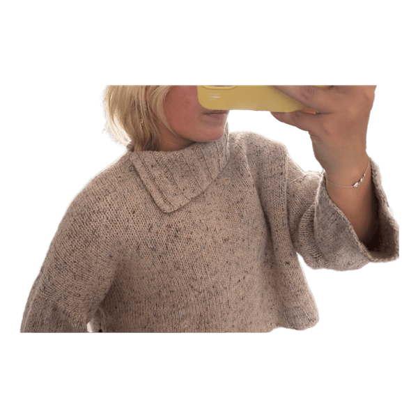 Beige hjemmestrikket sweater