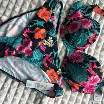 kukallinen bikini ylä- ja alaosa