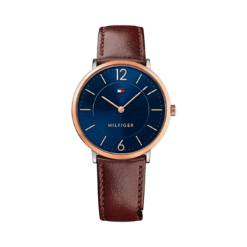 Nahkainen rannekello sinisellä taululla