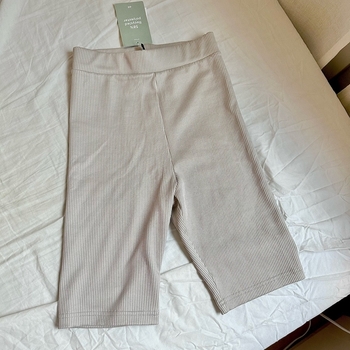 beige ribbikuosilliset shortsit
