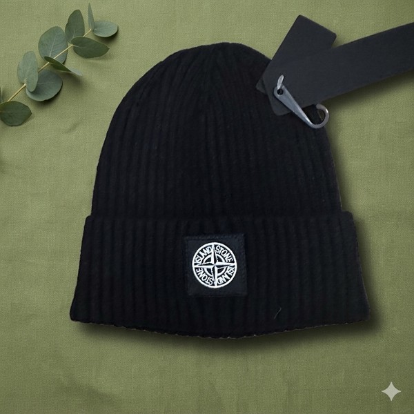 Black ribbed beanie