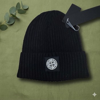 Black ribbed beanie