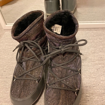 Moon boot boots