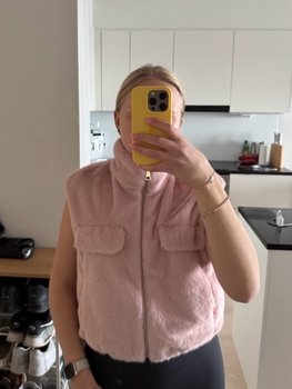 Vaaleanpunainen karvainen liivi