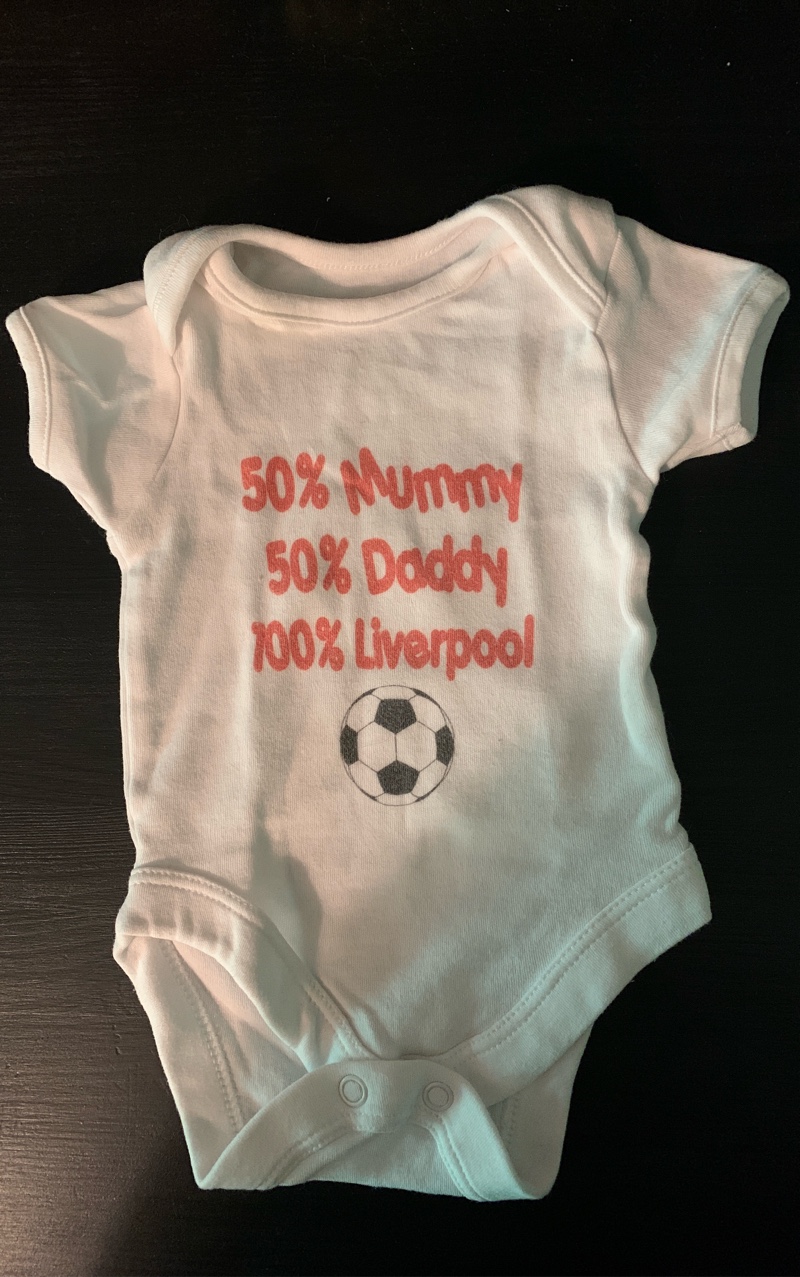 Valkoinen vauvan body Liverpool-tekstillä
