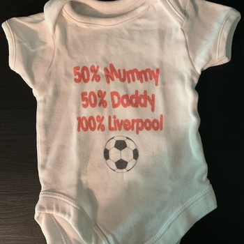 Valkoinen vauvan body Liverpool-tekstillä