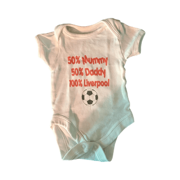 Valkoinen vauvan body Liverpool-tekstillä