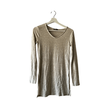 beige ribbipintainen pitkähihainen paita