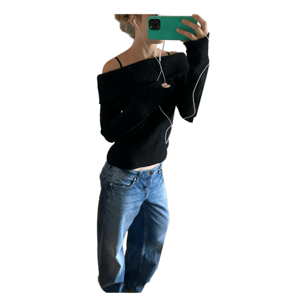Sortstrikket off-shoulder sweater
