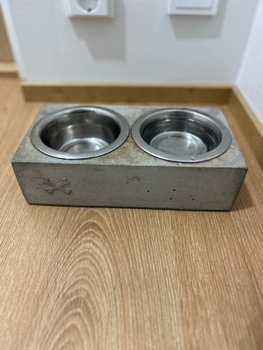 Betoninen koiranruokakuppi