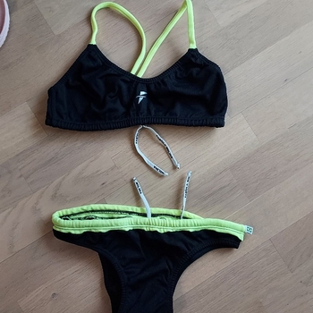 Musta keltainen bikini