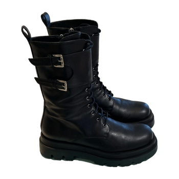Apair boots