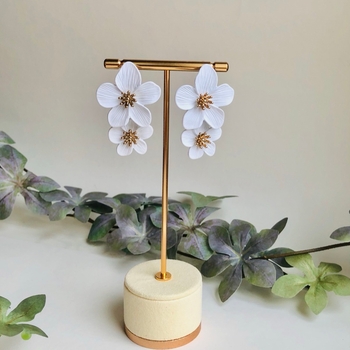 Isot valkoiset kukkakorvakorut