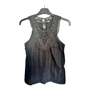 Musta hihaton paita pitsillä